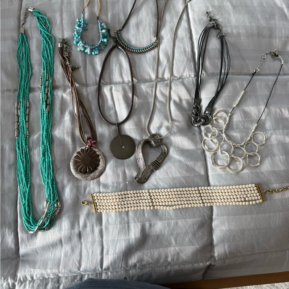 Misc mixed pieces of jewelry. 9 total necklaces